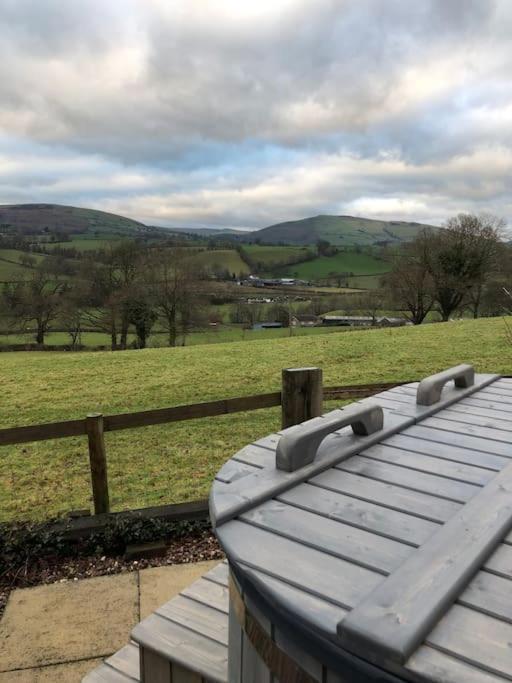 The Retreat Villa Llanrhaeadr-ym-Mochnant ภายนอก รูปภาพ