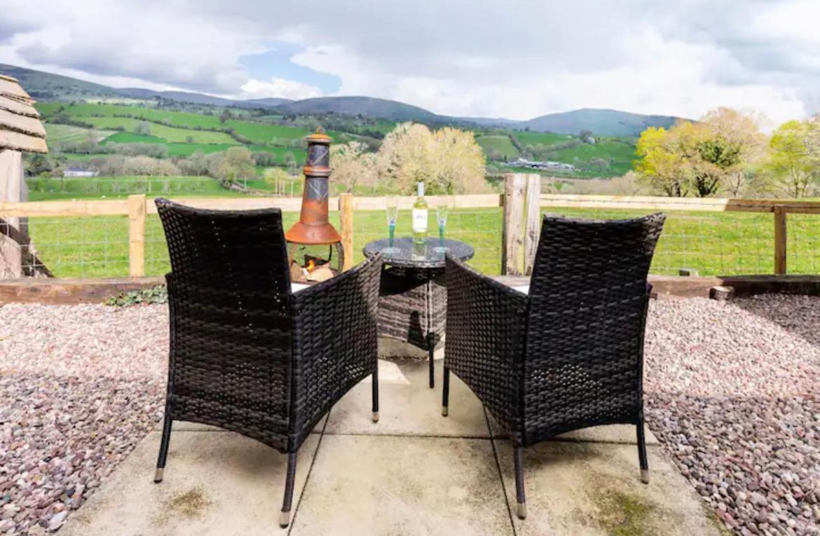 The Retreat Villa Llanrhaeadr-ym-Mochnant ภายนอก รูปภาพ